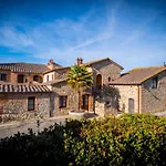 Апартаменты Guesthost - Crete Senesi Charming With Parking
