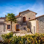 Guesthost - Crete Senesi Charming With Parking Апартаменты *