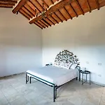 Guesthost - Crete Senesi Charming With Parking Апартаменты *