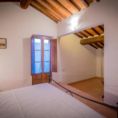 Guesthost - Crete Senesi Charming With Parking Asciano