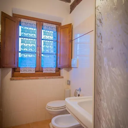 Guesthost - Crete Senesi Charming With Parking * Asciano