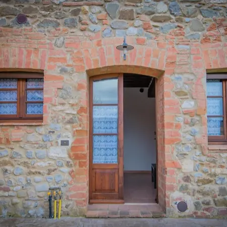 Guesthost - Crete Senesi Charming With Parking