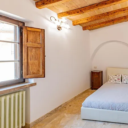 Guesthost - Crete Senesi Charming With Parking Appartement Asciano